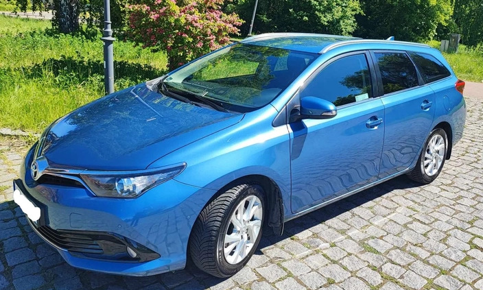 Toyota Auris cena 64000 przebieg: 147500, rok produkcji 2018 z Elbląg małe 92
